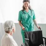  La imagen muestra a una enfermera brindando ayuda biomecánica a paciente postrado en la comodidad de su hogar. 